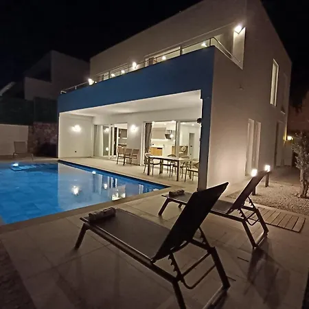 Charming With A Pool Holiday home *