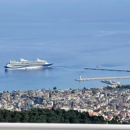 Дом отдыха Charming With A Pool