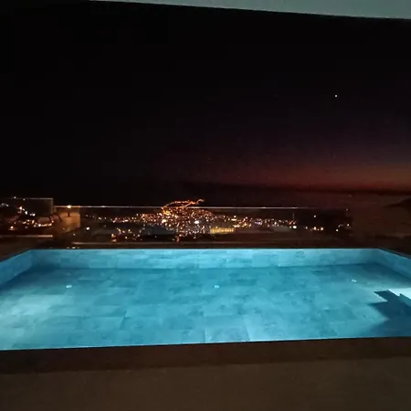 בית נופש Charming With A Pool אלאניה