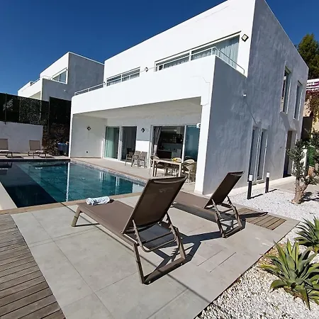 펜션 Charming With A Pool *
