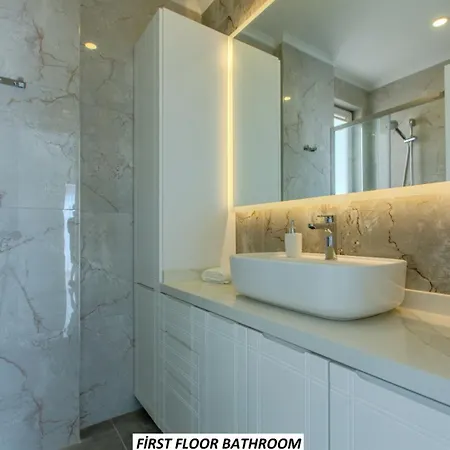 Charming With A Pool Будинок відпочинку *