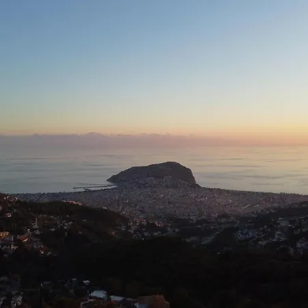 Charming With A Pool Будинок відпочинку Аланія