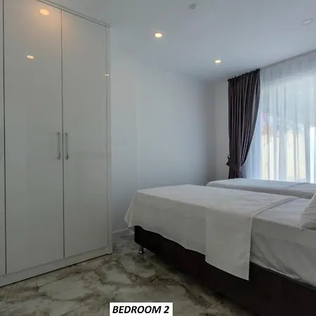 Charming With A Pool Будинок відпочинку *