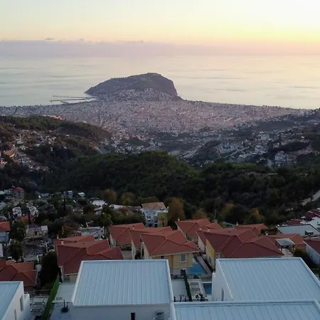 Charming With A Pool Будинок відпочинку Аланія