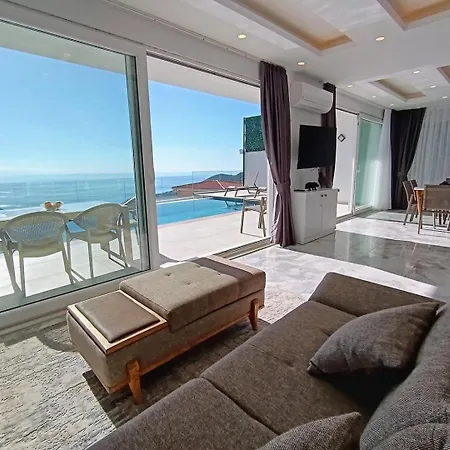 Charming With A Pool Будинок відпочинку Аланія