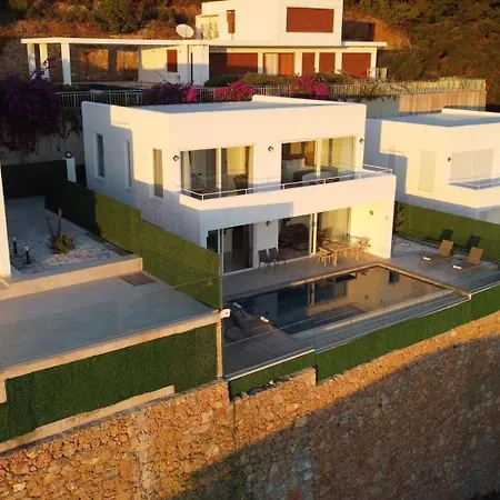 Charming With A Pool Будинок відпочинку *