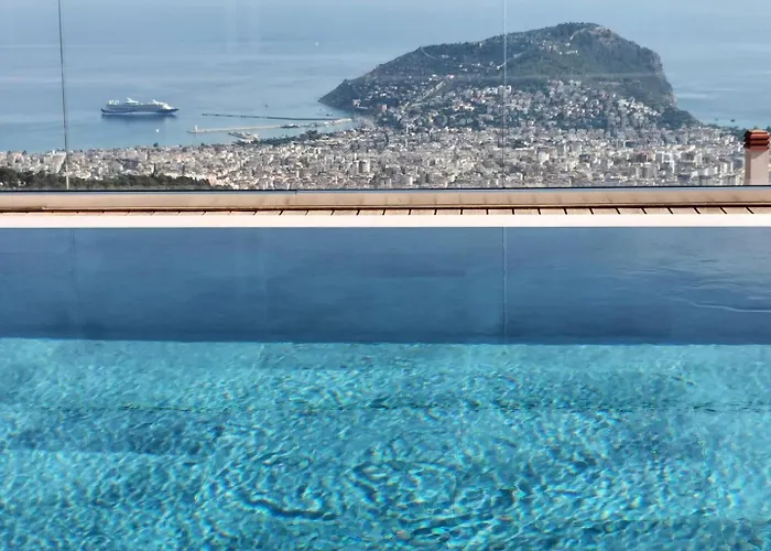 בית נופש Charming With A Pool אלאניה