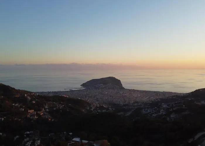 Charming With A Pool בית נופש אלאניה