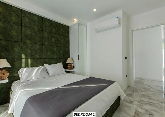 Charming With A Pool * אלאניה