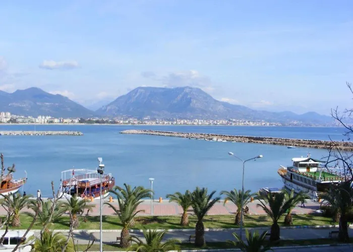 Charming With A Pool בית נופש אלאניה