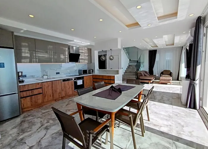 Charming With A Pool בית נופש