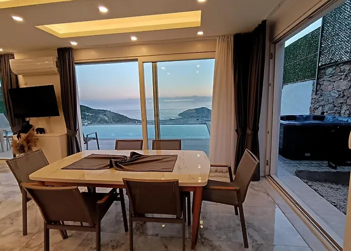 בית נופש Charming With A Pool אלאניה