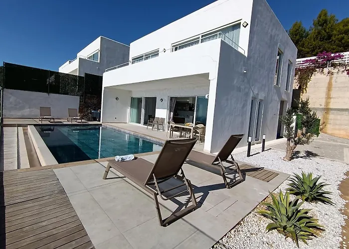 בית נופש Charming With A Pool *